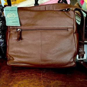 New with tags Stone Mountain brown pebble leather purse with adjustable strap